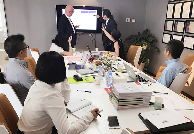 6新聞-09法國(guó)POY公司總裁Philippe-到訪李華清設(shè)計(jì)_10